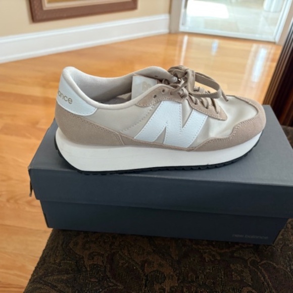 New Balance sneakers - Picture 1 of 4